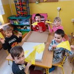 dzieci przy stoliku.jpg