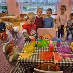 Chłopiec przygotowuje przyjęcie.jpg