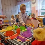 Chłopiec nakrywa do stołu.jpg