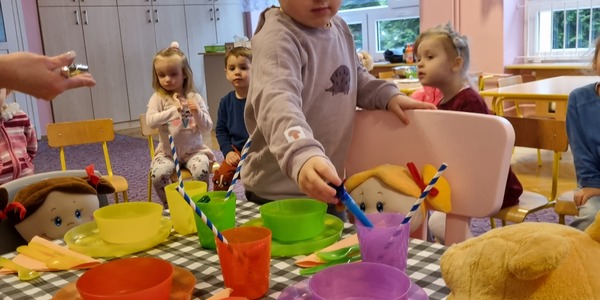 Chłopiec nakrywa do stołu.jpg
