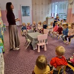 Dzieci szykują przyjęcie.jpg