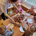 Dzieci jedzą pączki.jpg