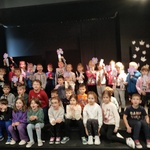 Dzieci w sali teatralnej