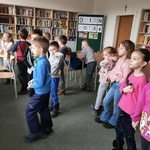 Dzieci zwiedzają bibliotekę