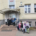 Dzieci przy wejściu do szkoły