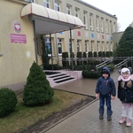 Dzieci przed budynkiem przedszkola.jpg