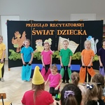 Występ dzieci przebranych za krasnali.jpg