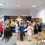 Dzieci wspólnie bawią się z paniami prowadzącymi konkurs.jpg