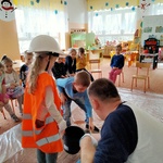 Dzieci przygotowują mieszankę betonową