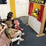 Dzieci oglądają przedstawienie swoich kolegów