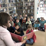 Dzieci słuchają książkę pt.: 