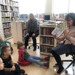 Pani bibliotekarka pokazuje książki dla dzieci