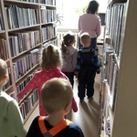 Dzieci oglądają wnętrze biblioteki
