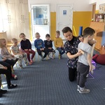 Pani Ewa pokazuje na plecach Antka jak zmierzyć ewentualne krzywizny kręgosłupa
