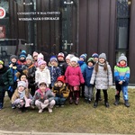 Dzieci przed budynkiem Uniwersytetu w Białymstoku