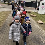 Dzieci idą na przedstawienie