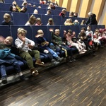 Dzieci czekają na przedstawieni pt.: