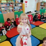Kornelia rozdaje lizaki