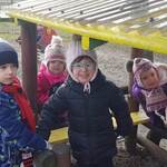Dzieci bawią się w pociągu