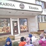 Dzieci przed sklepem - Piekarnią Kraska