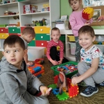 Chłopcy budują klatki dla dinozaurów
