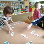 Zara i Jaś grają w dinozaurowe domino