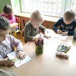 Dzieci kolorują dinozaury wg kodu