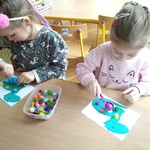 Marysia i Amelia przy zabawie rozwijającej sprawności manualne