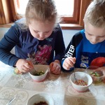 Dzieci ozdabiają babki wielkanocne