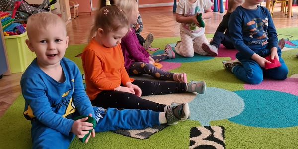 Dzieci bawiące się woreczkami sensorycznymi.jpg