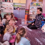 Pani Ewa prezentuje model kręgosłupa.jpg