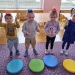 dzieci kładą woreczki na głowach.jpg