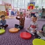 dzieci układają woreczki na częściach ciała.jpg