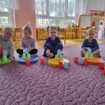 dzieci budują wieże z kubeczków.jpg