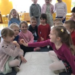  Natalka i Rozalka sprawdzają która skorupka jest mocniejsza.jpg