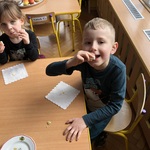 Michał z Madzią degustują jajka.jpg