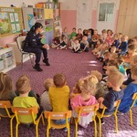Pani policjantka odpowiada na pytania dzieci.jpg