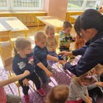 Pani policjantka rozdaje stempelki.jpg