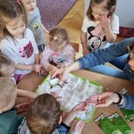 Dzieci sieją rzeżuchę.jpg