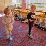 Dzieci trzymają piłeczki na łyżkach.jpg