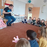Pan Karol pokazuje obrazki