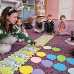 Dzieci przeliczają pisanki.jpg