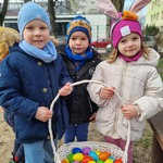 Dzieci prezentują kosz pisanek.jpg