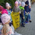 Dzieci pokazują worki do segregacji śmieci