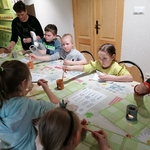 Dzieci podczas ozdabiania jajek
