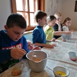 Dzieci ozdabiają babeczki wielkanocne
