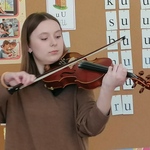 Paulina S. gra na skrzypcach