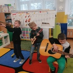 Piotrek, Janek i Łukasz grają na instrumentach