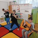 Rafał, Piotrek i Filip grają na instrumentach