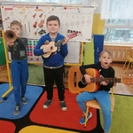 Chłopcy  grają na instrumentach